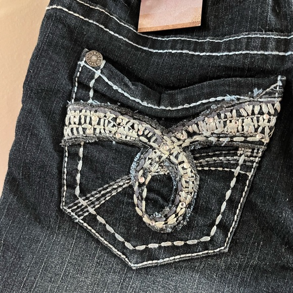 NWT Truce Juniors Size 7 Denim Shorts with Chain Detail - Picture 3 of 4